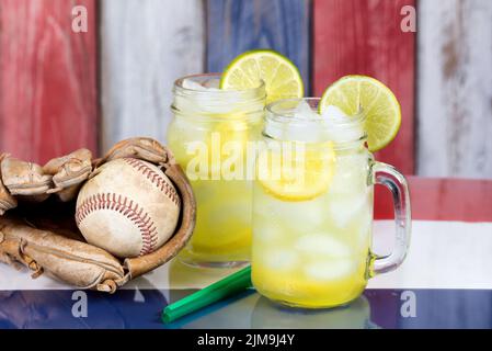 Bocaux en verre remplis de limonade froide et gant de baseball aux couleurs nationales des États-Unis pour la période des fêtes Banque D'Images