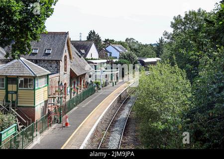 Gare de Bere Ferrers sur la pittoresque ligne de branchement de Tamar Valley. Un petit musée de chemin de fer se trouve à côté de la gare. Après avoir quitté Plymouth le l Banque D'Images