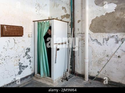 Douche abandonnée et homme à l'intérieur de l'asile lunatique Trans-Allegheny Banque D'Images