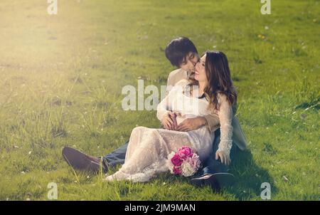 Je m'attends à ce que maman et papa se trouvent dans un champ herbacé par temps lumineux Banque D'Images