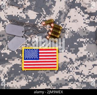 USA flag patch, ID tags, des balles sur l'uniforme militaire. Banque D'Images