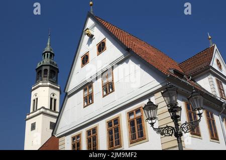 Celle - ancien hôtel de ville et clocher de l'église de la ville de Saint-Marien Banque D'Images