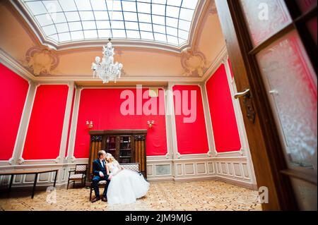 Elegant wedding couple at old vintage house et palais de la chambre rouge Banque D'Images