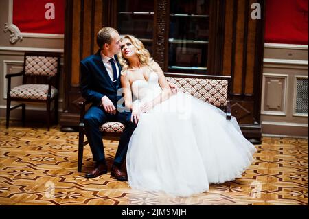 Elegant wedding couple at old vintage house et palais de la chambre rouge Banque D'Images