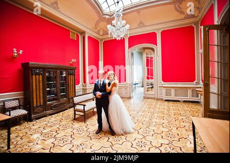 Elegant wedding couple at old vintage house et palais de la chambre rouge Banque D'Images