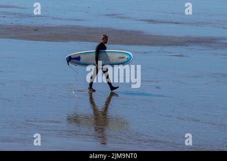 16.04.22 - surfeurs sur la plage à Rest Bay, Porthcawl Banque D'Images