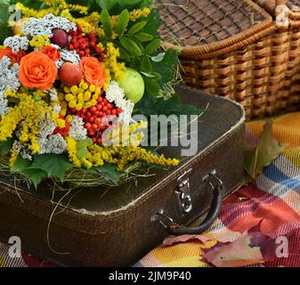 L'automne romantique encore la vie avec des livres, un écossais, une valise vintage, une vieille machine à écrire et des feuilles Banque D'Images
