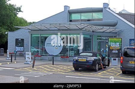 Zone de la station-service sur la M6 Nord à Stafford, montrant le nouveau logo moto 2022 Banque D'Images