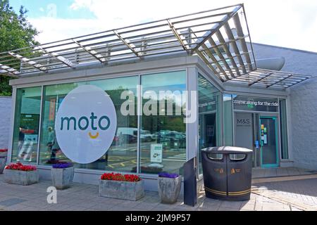 Zone de la station-service sur la M6 Nord à Stafford, montrant le nouveau logo moto 2022 Banque D'Images