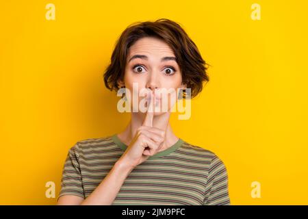 Gros plan photo de la jeune femme qui garde secret poché travail rester silencieux isolé sur fond jaune vif Banque D'Images