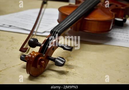 violon sur partitions et table Banque D'Images