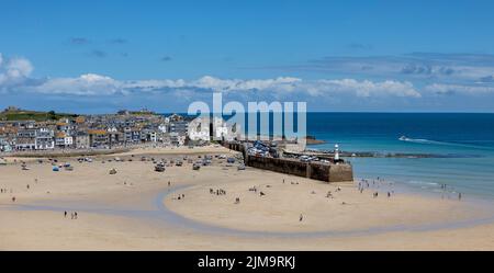 vue panoramique sur la ville de st ives et le port de cornwall avec beaucoup de personnes Banque D'Images