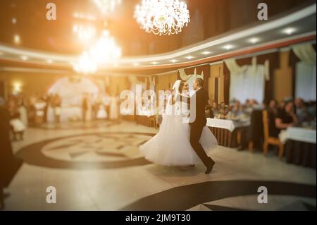 Tout d'abord étonnant de danse de mariage wedding couple élégant restaurant de luxe à Banque D'Images