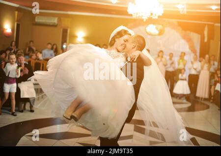 Tout d'abord étonnant de danse de mariage wedding couple élégant restaurant de luxe à Banque D'Images