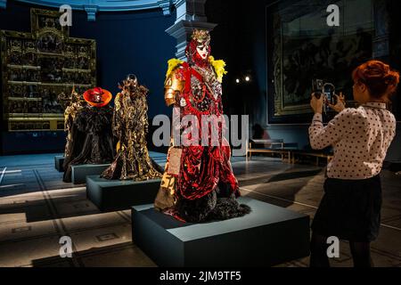 Londres, Royaume-Uni. 5th août 2022. Mode en mouvement : Daniel Lismore au V&A. Qualifié par Vogue de « dresser le plus excentrique d'Angleterre », le développement durable est la clé de sa philosophie de conception. 11 mannequins grandeur nature - debout à 6'4” - qui célèbrent les thèmes sociaux, historiques et culturels. Crédit : Guy Bell/Alay Live News Banque D'Images