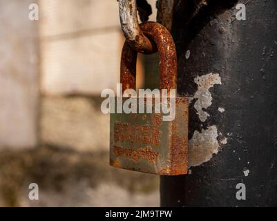 Djakarta, Indonésie-04 mai 2022: L'écluse d'amour rouillée est suspendue au poste de porte de la maison Banque D'Images