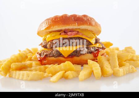 Hamburger au fromage de bœuf à double étage avec beignet de brioche et sauce queso. Banque D'Images