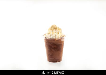 Glace au chocolat belge, glace à la glace, shake avec crème fouettée sur le dessus Banque D'Images