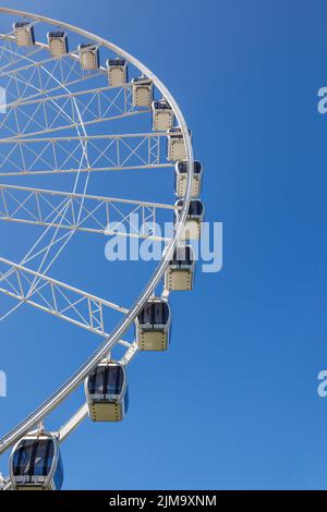 Grande roue contre un ciel bleu Banque D'Images