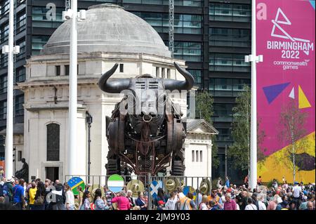 Place du centenaire, Birmingham, Angleterre, 5 août 2022. - Des dizaines de visiteurs sont toujours attirés par Birmingham Commonwealth Games 2022 Bull qui a été la star de la cérémonie d'ouverture. Le conseil municipal de Birmingham a annoncé aujourd'hui que le Bull se reséjournerait sur la place du Centenaire jusqu'à la fin du mois de septembre, où il sera présenté à l'intérieur jusqu'en 2023 au moins. Photo par crédit : Michael Scott/Alay Live News Banque D'Images