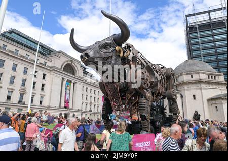 Place du centenaire, Birmingham, Angleterre, 5 août 2022. - Des dizaines de visiteurs sont toujours attirés par Birmingham Commonwealth Games 2022 Bull qui a été la star de la cérémonie d'ouverture. Le conseil municipal de Birmingham a annoncé aujourd'hui que le Bull se reséjournerait sur la place du Centenaire jusqu'à la fin du mois de septembre, où il sera présenté à l'intérieur jusqu'en 2023 au moins. Photo par crédit : Michael Scott/Alay Live News Banque D'Images