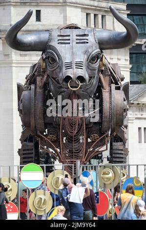 Place du centenaire, Birmingham, Angleterre, 5 août 2022. - Des dizaines de visiteurs sont toujours attirés par Birmingham Commonwealth Games 2022 Bull qui a été la star de la cérémonie d'ouverture. Le conseil municipal de Birmingham a annoncé aujourd'hui que le Bull se reséjournerait sur la place du Centenaire jusqu'à la fin du mois de septembre, où il sera présenté à l'intérieur jusqu'en 2023 au moins. Photo par crédit : Michael Scott/Alay Live News Banque D'Images