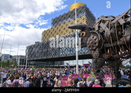 Place du centenaire, Birmingham, Angleterre, 5 août 2022. - Des dizaines de visiteurs sont toujours attirés par Birmingham Commonwealth Games 2022 Bull qui a été la star de la cérémonie d'ouverture. Le conseil municipal de Birmingham a annoncé aujourd'hui que le Bull se reséjournerait sur la place du Centenaire jusqu'à la fin du mois de septembre, où il sera présenté à l'intérieur jusqu'en 2023 au moins. Photo par crédit : Michael Scott/Alay Live News Banque D'Images