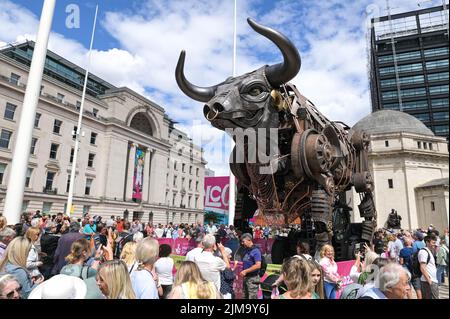 Place du centenaire, Birmingham, Angleterre, 5 août 2022. - Des dizaines de visiteurs sont toujours attirés par Birmingham Commonwealth Games 2022 Bull qui a été la star de la cérémonie d'ouverture. Le conseil municipal de Birmingham a annoncé aujourd'hui que le Bull se reséjournerait sur la place du Centenaire jusqu'à la fin du mois de septembre, où il sera présenté à l'intérieur jusqu'en 2023 au moins. Photo par crédit : Michael Scott/Alay Live News Banque D'Images