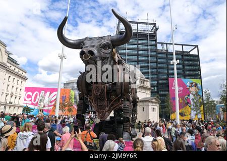 Place du centenaire, Birmingham, Angleterre, 5 août 2022. - Des dizaines de visiteurs sont toujours attirés par Birmingham Commonwealth Games 2022 Bull qui a été la star de la cérémonie d'ouverture. Le conseil municipal de Birmingham a annoncé aujourd'hui que le Bull se reséjournerait sur la place du Centenaire jusqu'à la fin du mois de septembre, où il sera présenté à l'intérieur jusqu'en 2023 au moins. Photo par crédit : Michael Scott/Alay Live News Banque D'Images
