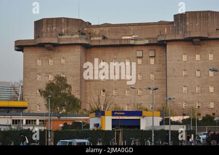 Les hauts bunkers, anciens tours de valaque, avec terrasse sur le toit à Hambourg, Allemagne. Banque D'Images