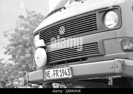 Une photo en niveaux de gris d'une fourgonnette glace VW T3 Bulli avec une cloche dans le Media Harbour à Düsseldorf, en Allemagne. Banque D'Images