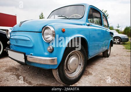 Podol, Ukraine - Mai 19, 2016 : voiture de ville classique rétro soviétique ZAZ-965, produit à 1969 Moskvitch 412 1962-1969 Banque D'Images