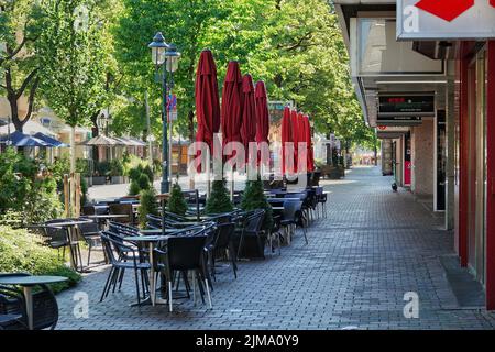 L'image montre une vue sélective d'un café de rue dans la zone piétonne d'Augsbourg Banque D'Images