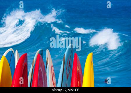 De puissantes vagues se brisent à la plage de Lumahai, Kauai avec des planches de surf Banque D'Images