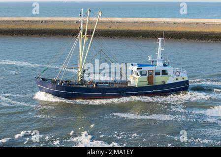 Bateau de pêche entrant dans un port de pêche néerlandais Banque D'Images