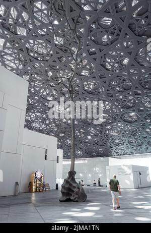 Les visiteurs qui marchent à l'intérieur du Louvre Abu Dhabi Banque D'Images