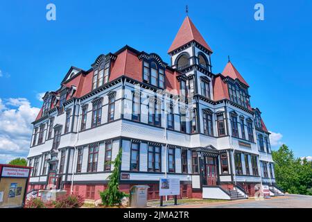 L'Académie Lunenburg est un bâtiment scolaire historique construit en 1885 et est désigné lieu historique national. Il est construit dans l'archit du deuxième Empire Banque D'Images