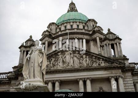 La statue commémorative de la reine Victoria devant l'hôtel de ville de Belfast, en Irlande du Nord Banque D'Images