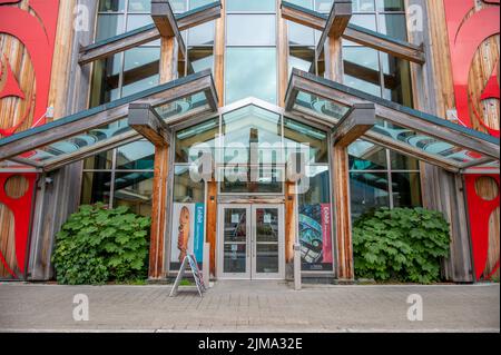 Juneau, Alaska - 27 juillet 2022 : détail extérieur de l'Institut du patrimoine de Sealaska. Banque D'Images