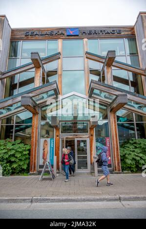 Juneau, Alaska - 27 juillet 2022 : détail extérieur de l'Institut du patrimoine de Sealaska. Banque D'Images