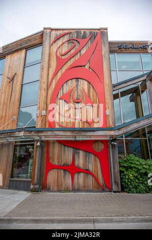 Juneau, Alaska - 27 juillet 2022 : détail extérieur de l'Institut du patrimoine de Sealaska. Banque D'Images