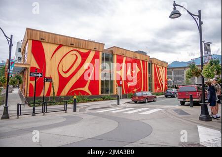 Juneau, Alaska - 27 juillet 2022 : détail extérieur de l'Institut du patrimoine de Sealaska. Banque D'Images