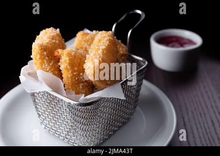 Nuggets de frites au fromage Suluguni avec sauce aux baies. Attention sélective Banque D'Images