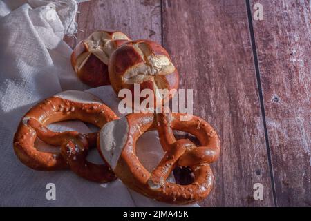 bretzel de babiera et de blé bretzel de babiera et bretzel de blé sur une table en bois avec un chiffon blanc Banque D'Images