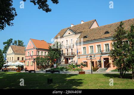 Maisons anciennes avec toits de tuiles dans la banlieue de Trinity, Minsk Banque D'Images