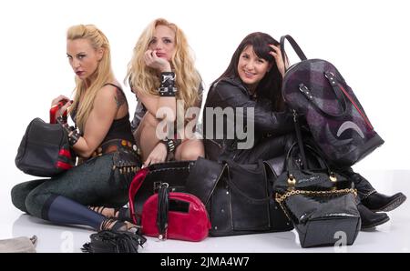 Un groupe de filles heureuses ayant du plaisir avec des sacs à main en cuir Banque D'Images