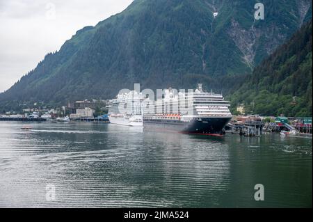 Juneau, Alaska - 27 juillet 2022: La princesse Dicovery et le Noordam au quai de croisière de Juneau. Banque D'Images