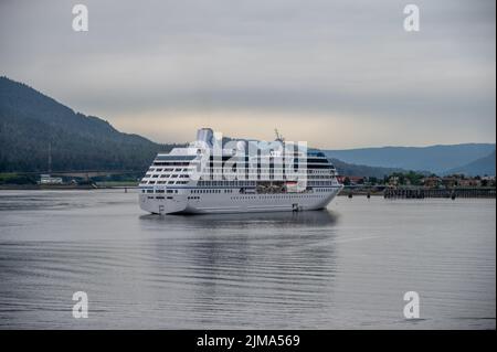 Juneau, Alaska - 27 juillet 2022 : navire de croisière Oceania Regatta au quai de croisière de Juneau. Banque D'Images