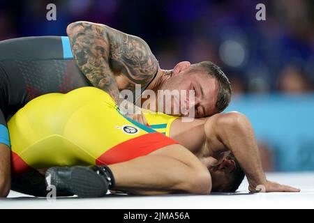 George Ramm, en Angleterre, est aux prises avec Mostafa Rezaeifar, en Australie, lors du match de football Freestyle Wrestling 65kg à la Coventry Arena le huit jour des Jeux du Commonwealth 2022. Date de la photo: Vendredi 5 août 2022. Banque D'Images