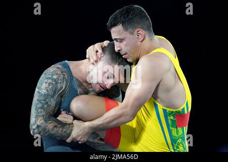 George Ramm, en Angleterre, est aux prises avec Mostafa Rezaeifar, en Australie, lors du match de football Freestyle Wrestling 65kg à la Coventry Arena le huit jour des Jeux du Commonwealth 2022. Date de la photo: Vendredi 5 août 2022. Banque D'Images